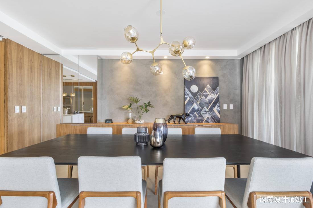 216㎡装修得恰到好处!不封阳台加圈玻璃护栏,纳入地台床犹如多间房