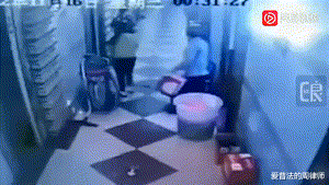 KTV女工作人员拒绝喝一箱半酒,被醉酒顾客殴打,网友:太猖狂了