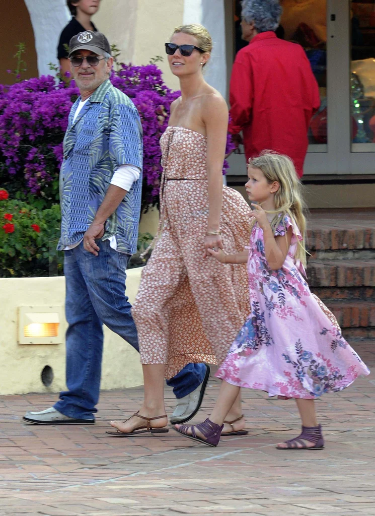 |“最美星二代”近照曝光，网友：美到不敢认：她竟都成年了？