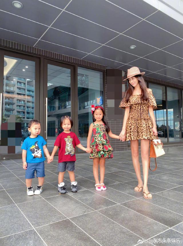 王诗龄|她女儿比王诗龄还壕，手戴上万元珠宝，背上万包包，从小打扮贵气