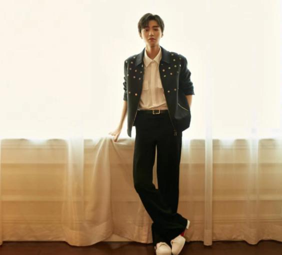 王俊凯|王俊凯最新造型，铆钉皮衣造型帅气，时尚穿搭难压温雅少年气