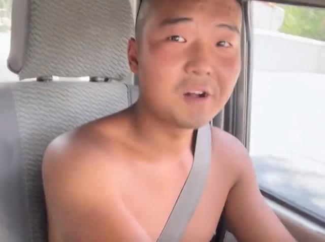 河南一小伙高温收蒜晒成黑炭,躺床上妻子心疼抚摸:他才20多岁!