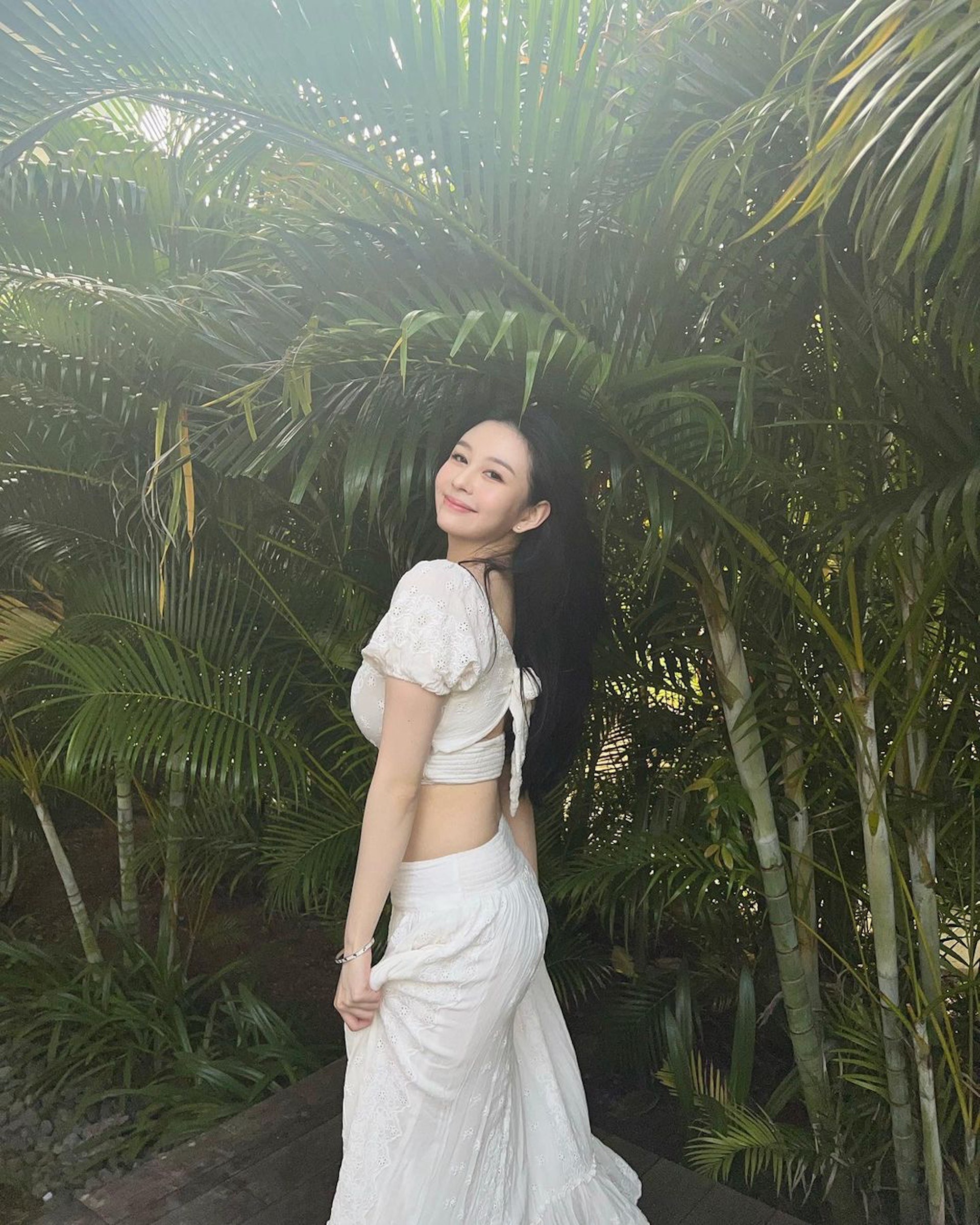 沈月|邱淑贞女儿沈月晒美照，穿吊带裙秀身材，像年轻时的妈妈星味十足