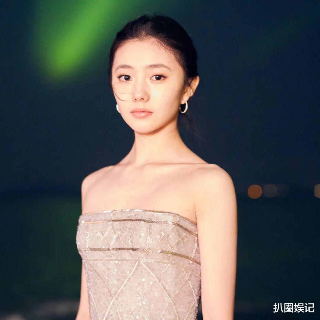 吴宣仪|吴宣仪前阵子刚摘掉烤瓷牙炒作美貌，没想到又遇到发腮难题！