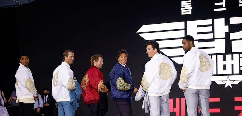 盖尔·加朵|阿汤哥舞台上变身偶像男团？访韩宣传《壮志凌云2》用手指比爱心