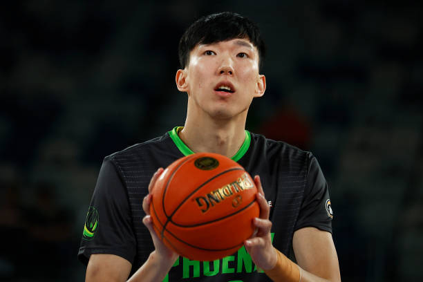 周琦|周琦收到NBA合同，格林插眼约基奇或被重罚，瓦妮莎泳池戏水