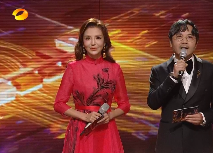 朱迅|金鹰奖开幕，两位主持人大变样，朱迅整容过度，汪涵苍老又邋遢