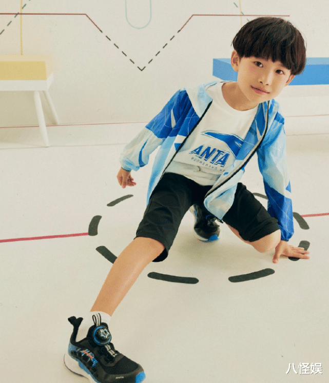 易烊千玺|易烊千玺弟弟再登封面,9岁楠楠萌中带酷,被赞比哥哥小时候还帅