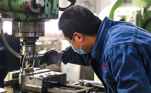 招聘|花一样的工资招聘新员工,没过一会厂长后悔了,原因很现实!