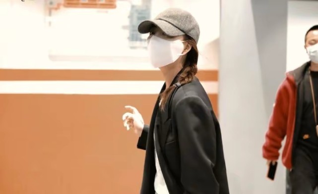 穿衣搭配|殷桃独自走机场太低调！穿职场装霸气又随性，状态看起来更像小花