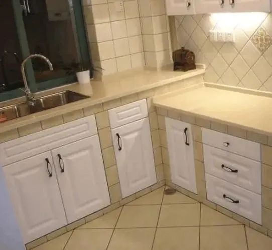 为省钱用红砖砌橱柜,花2千做出了3万的效果,这工艺太厉害了