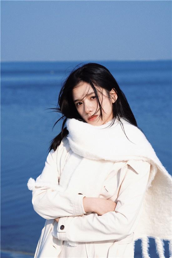 张婧仪|张婧仪海边大片曝光 白色围巾点燃温暖冬日恋歌