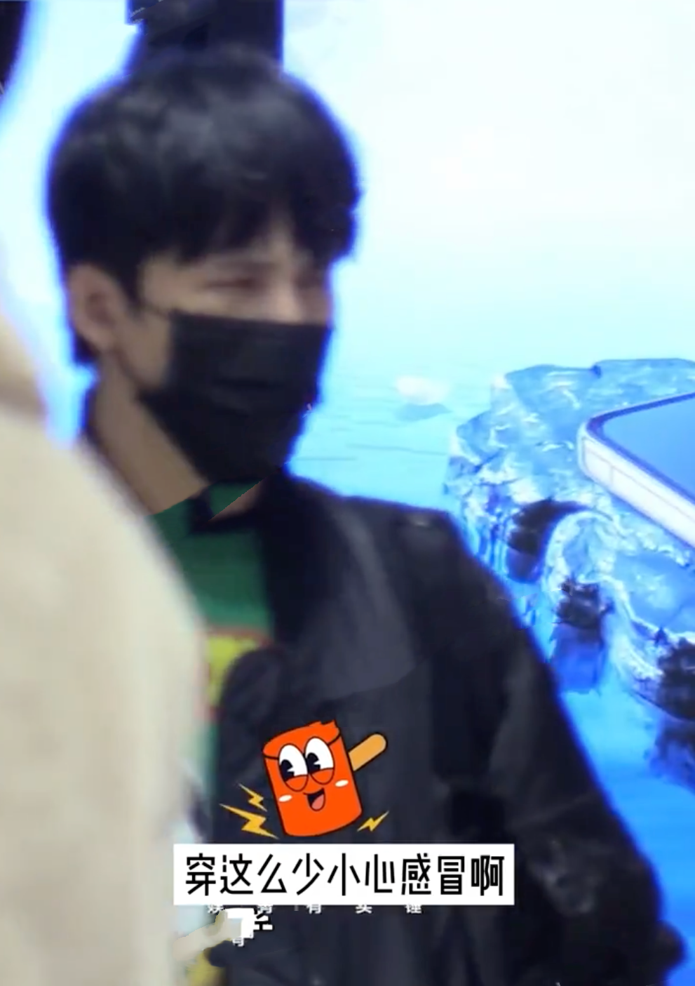 大张伟|39岁大张伟与妻子刘迎罕见同框,穿着单薄不怕冷,有说有笑好温馨