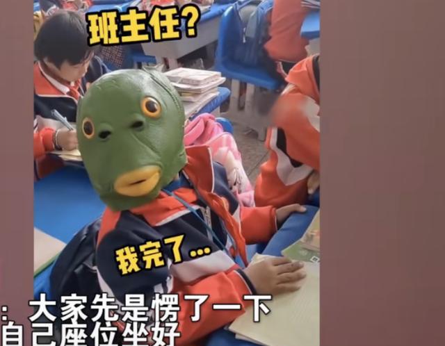 教室|班主任突袭教室名场面，看到体育生的魔幻操作，老师也哭笑不得