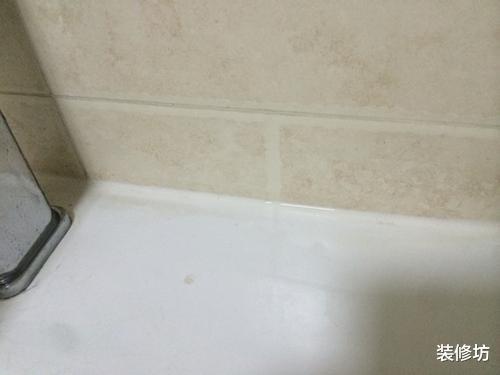 马桶底座“发霉发黑”?不用换玻璃胶!教你这么做,霉斑自动消失