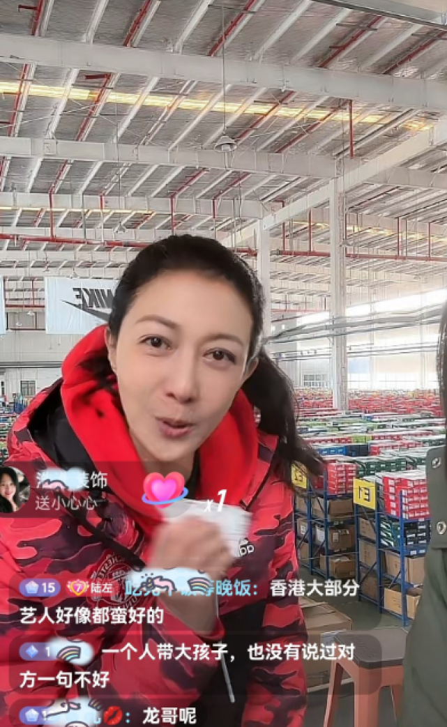 吴绮莉|吴绮莉直播带货,被厂商不断抢话面露尴尬,生活窘迫与成龙反差大