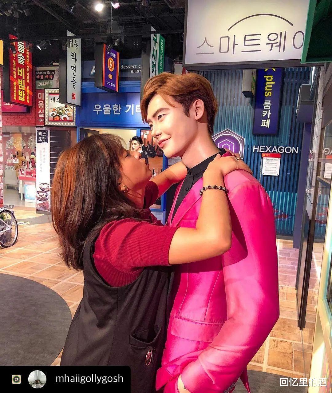 杨幂|谁敢信这是杨幂啊？神似热依扎还暴露脸僵，可以入选灾难名场面了