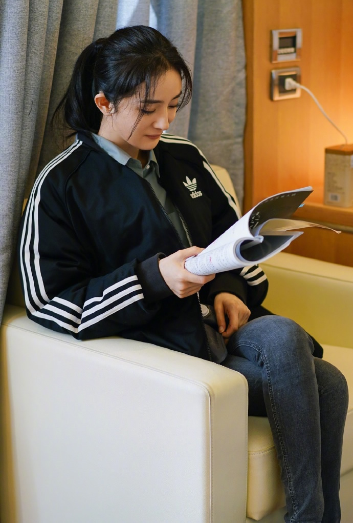 麻花辫 30多岁的女人头发怎么扎才有气质？半扎发俏皮时尚又减龄，很美  .