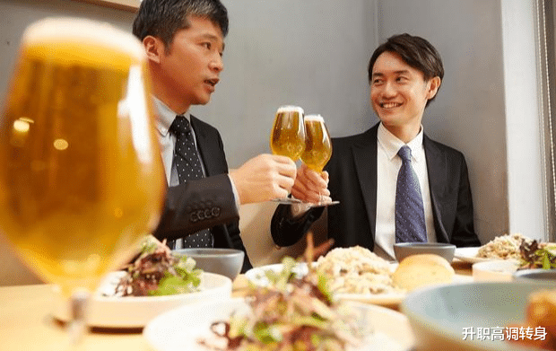 |职场故事:和同事吃饭消费400,快结账时,他:我去下卫生间