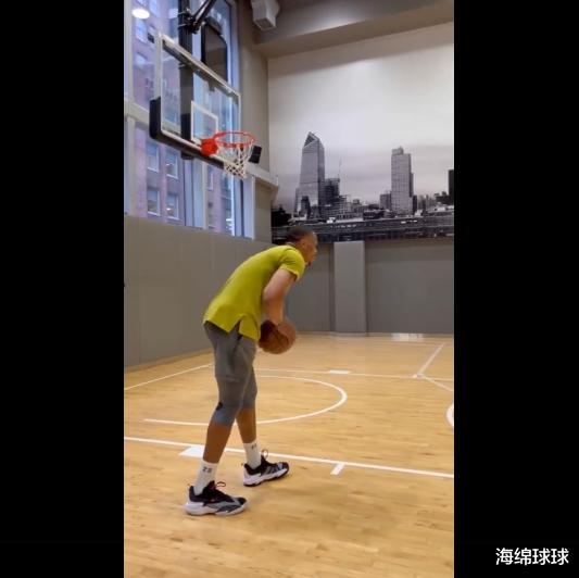 不想换,曝湖人3换2交易接近达成!威少苦练三分,詹姆斯变“苦主”