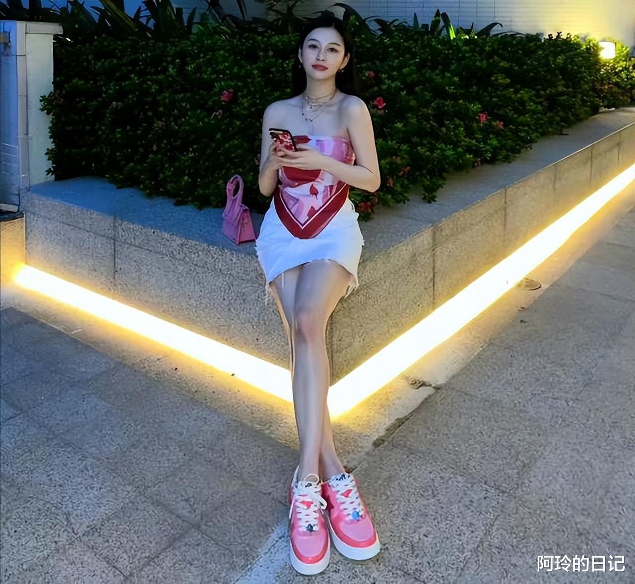 邱淑贞|邱淑贞女儿身材好真任性!丝巾当“上衣”,看着简单却挺时髦