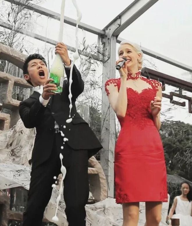 迪丽热巴|46岁撒贝宁带外国妻子逛街！女方身材高挑亮眼，小撒穿10cm增高鞋