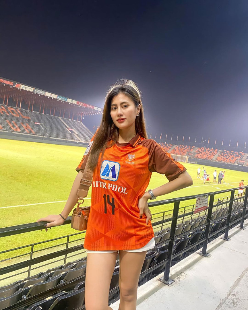 运动员|26岁泰国足球运动员与女友度假，女友身材值得欣赏