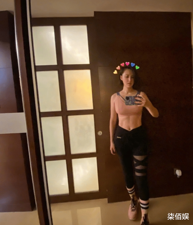 张歆艺 张歆艺晒照秀手臂肌肉,自信关掉美颜,瘦身后真实状态曝光似换脸