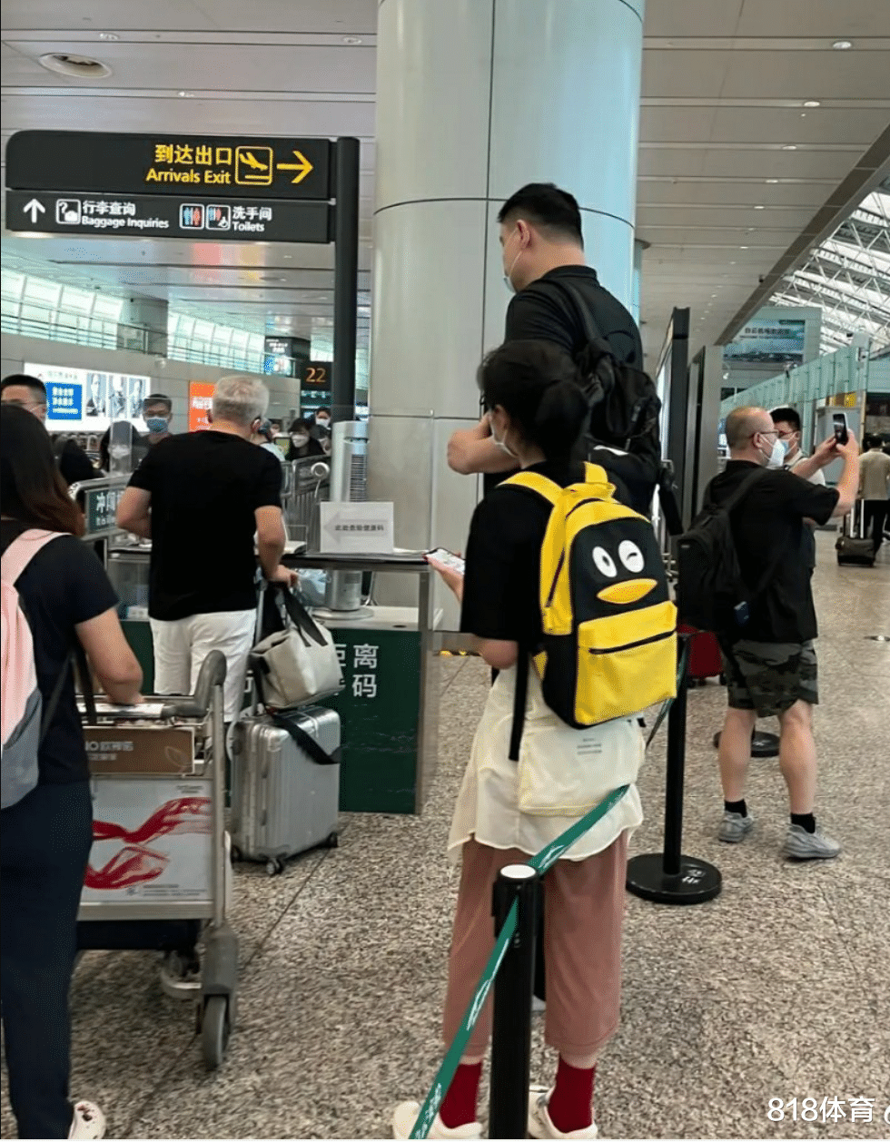 小小巨人! 姚明父女广州机场排队做核酸, 12岁姚沁蕾1米8比大白还高