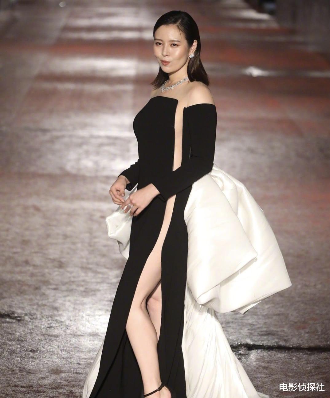 林心如|金钟奖演员走红毯:林心如撑不起来裙子,杨祐宁用力过猛