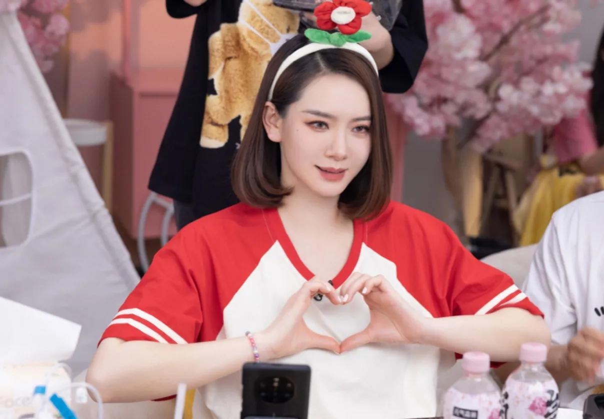 戚薇|戚薇趁女儿睡觉和老公厕所约会,当妈的真难!