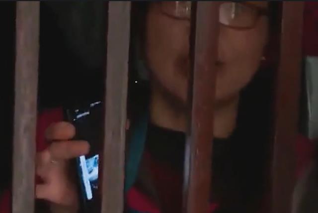 家暴妻儿40年,打不动了被妻儿抛弃求原谅,儿子:自己孤独终老吧