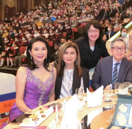 香港小姐|历任港姐齐聚！64岁朱玲玲黑蕾丝裙超丰满，56岁陈法蓉凹凸有致