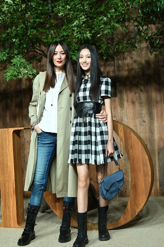 任达华的女儿虽然是00后,气质却挺成熟的,穿的裙子显高级