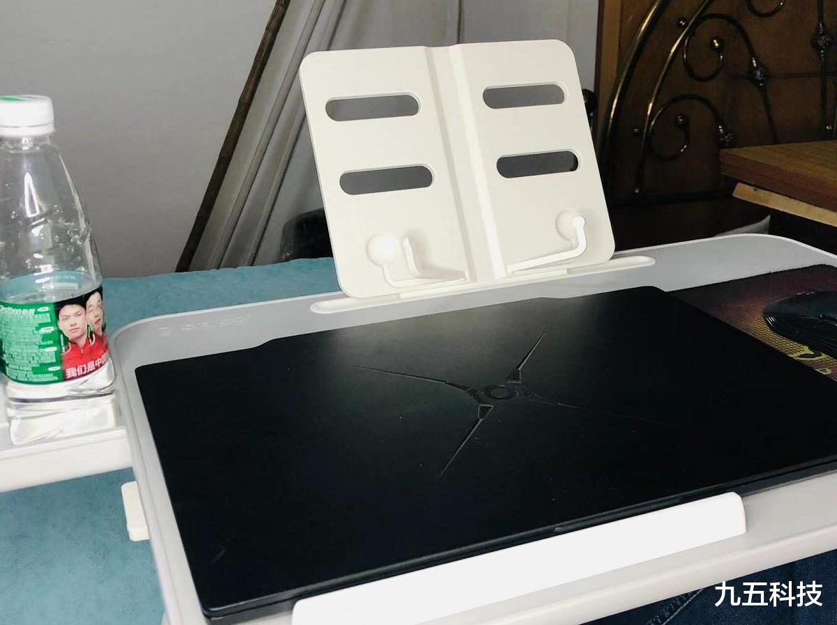 手机行业|赖床必备神器,ORICO折叠电脑桌使用分享,跟你想得很不一样