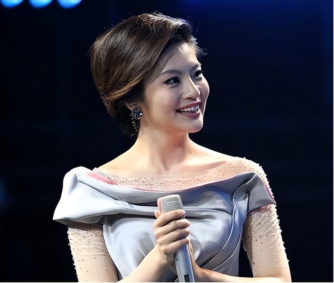 孟盛楠|央视美女主持孟盛楠：风光背后有艰辛，婚恋成父母的心病