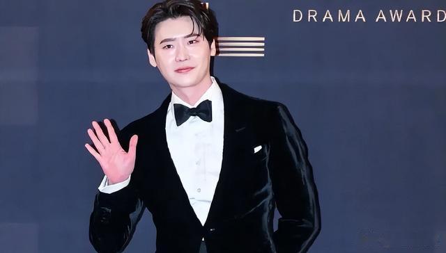 李钟硕|李钟硕承认恋情:正在真挚地交往中!IU方回应:最近发展成恋人!