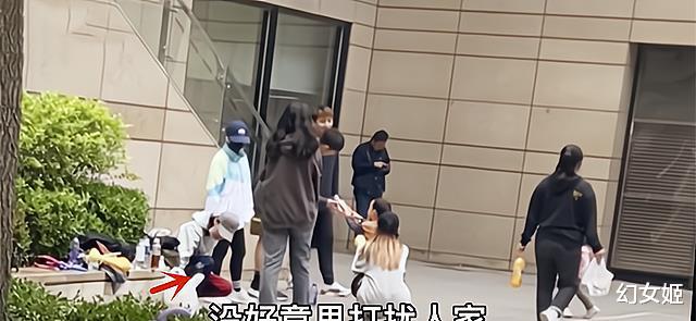 任素汐|任素汐吸烟引热议！孩子靠近赶忙踩灭烟头，网友反呛：素质待提升