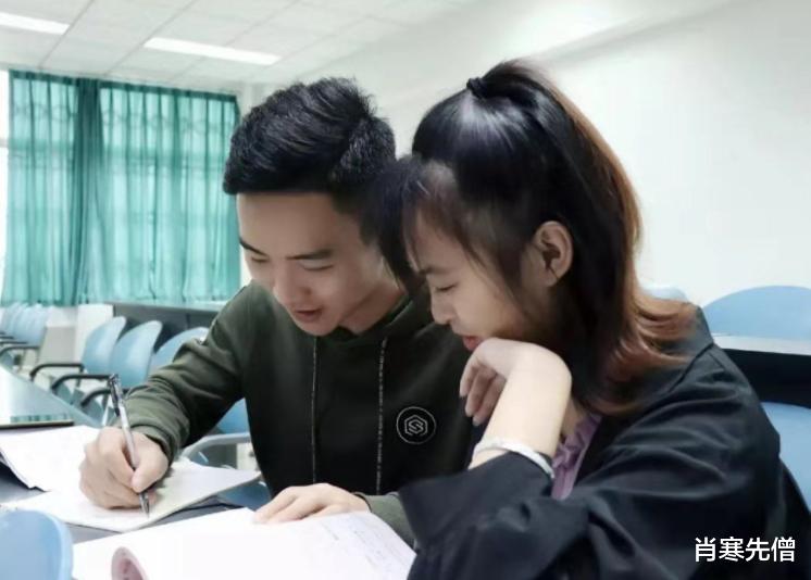 大学生儿子带女友回家过年,吃完饭被安排洗碗,女孩:都是一家人
