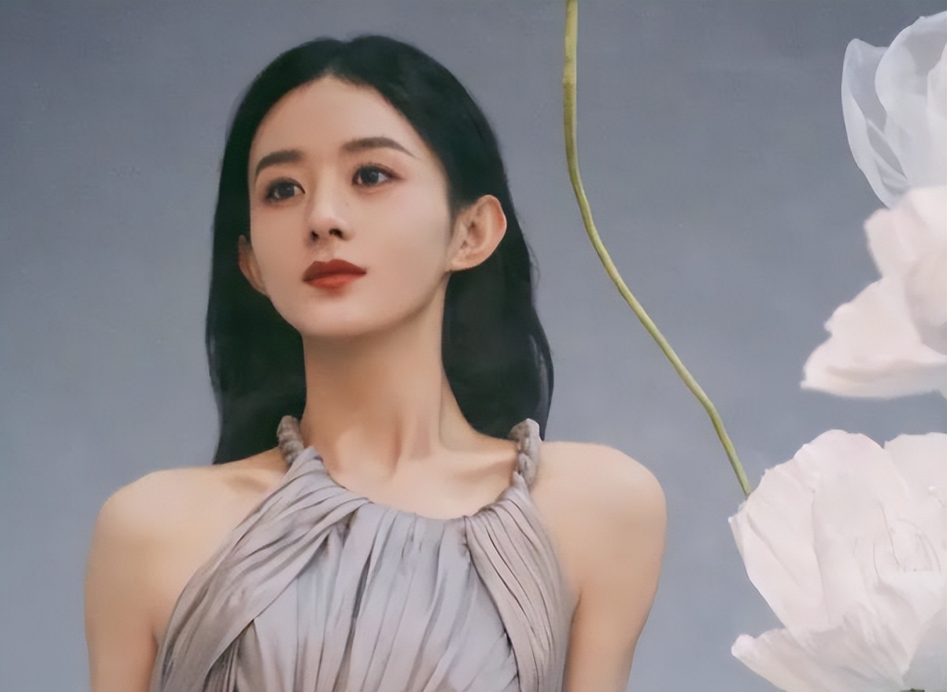 冯绍峰|冯绍峰携儿子聚餐，包子脸、招风耳神似颖宝，被助理抱着不哭不闹