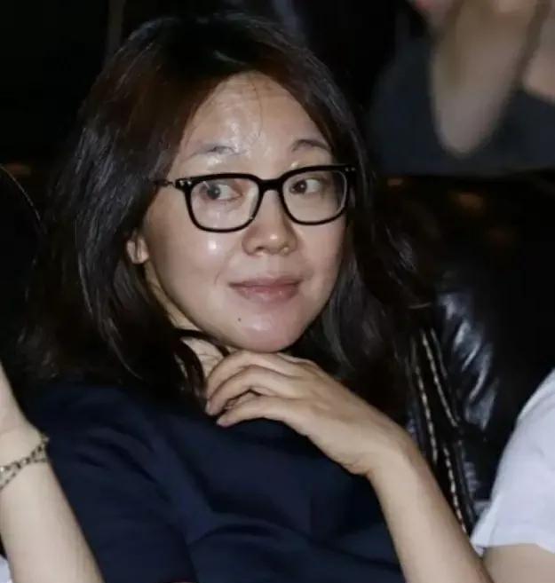 董卿|不老女神人设崩塌,台上女神台下像买菜大妈不敢认,面部不忍直视