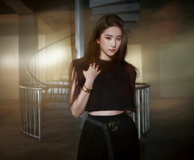 王鹤棣|平起平坐？王鹤棣官宣LV大使和龚俊平级，网友：内娱就是现实