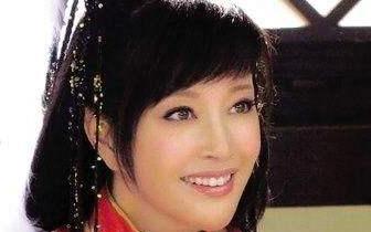 杨幂|年过半百还在装嫩的六位女星，美颜年轻30岁，生图却变老奶奶