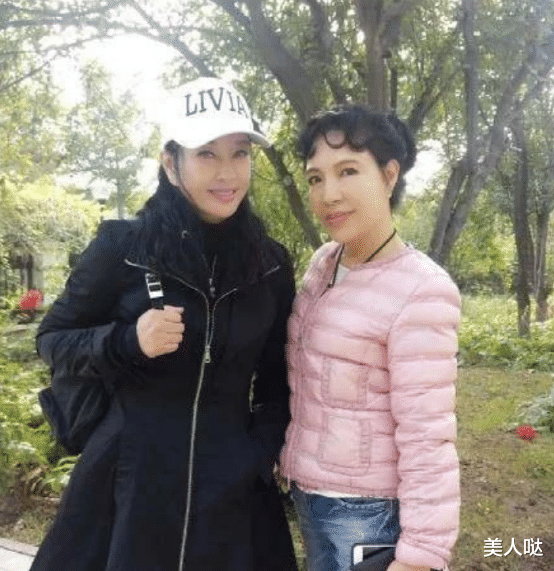 刘晓庆|刘晓庆和同父异母妹妹同框,她穿一身黑优雅有型,小5岁妹妹比明星姐姐还时髦