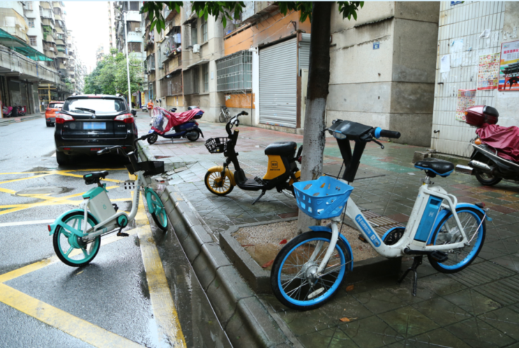 广东韶关,男子与工友从菜市场买菜出来后,无意中发现自己前几天被盗的电动车