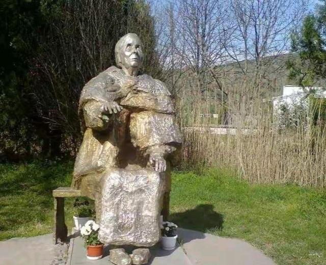 预言通灵师关于2003年世界大事的通灵寓言,能有几成概率的准确?