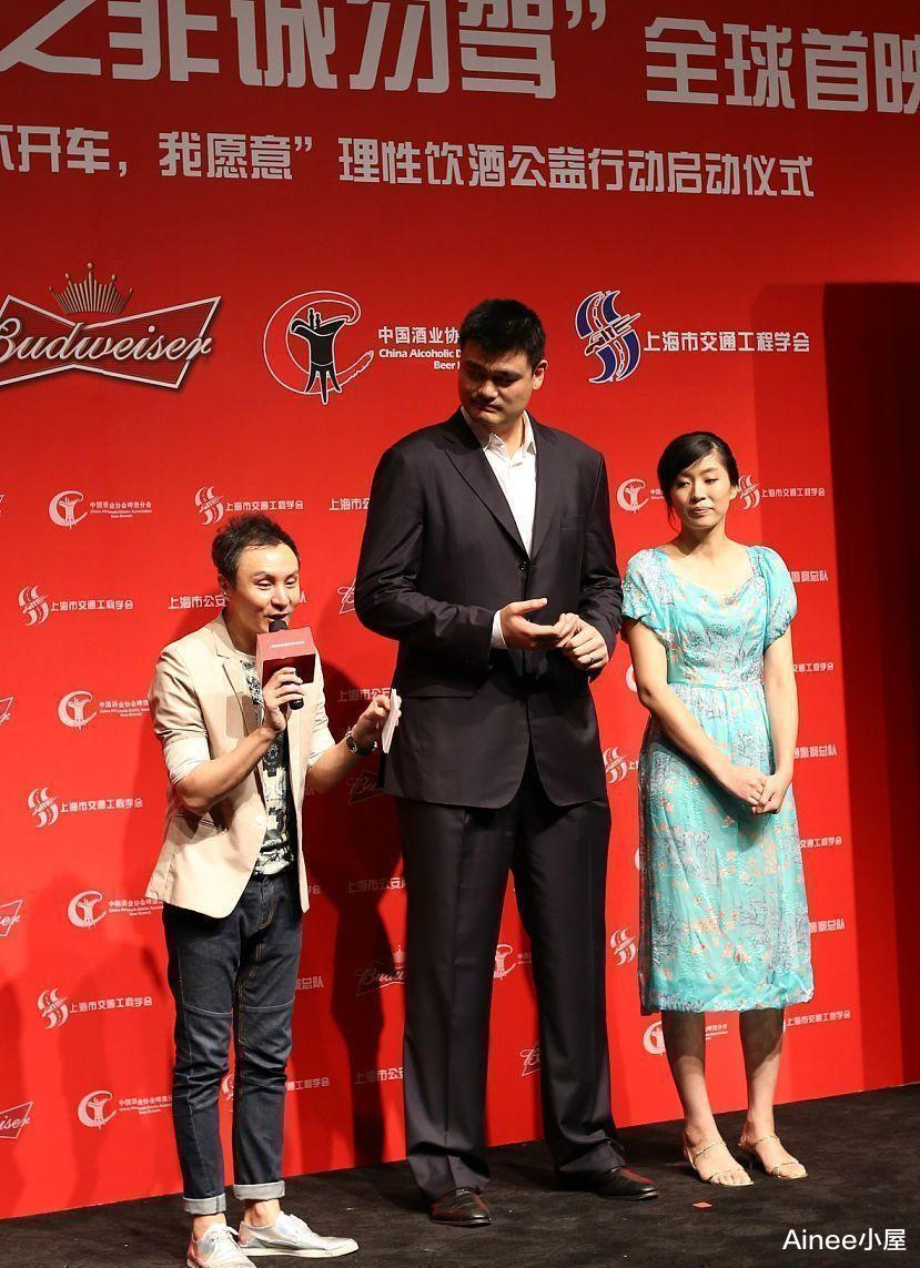 姚明妻子气质挺温柔的，穿蓝色碎花裙清新淡雅，在老公身边好娇小