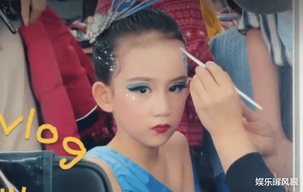 黄磊|黄磊8岁小女儿参加舞蹈比赛,五官神似爸爸,与朋友畅聊活泼大方