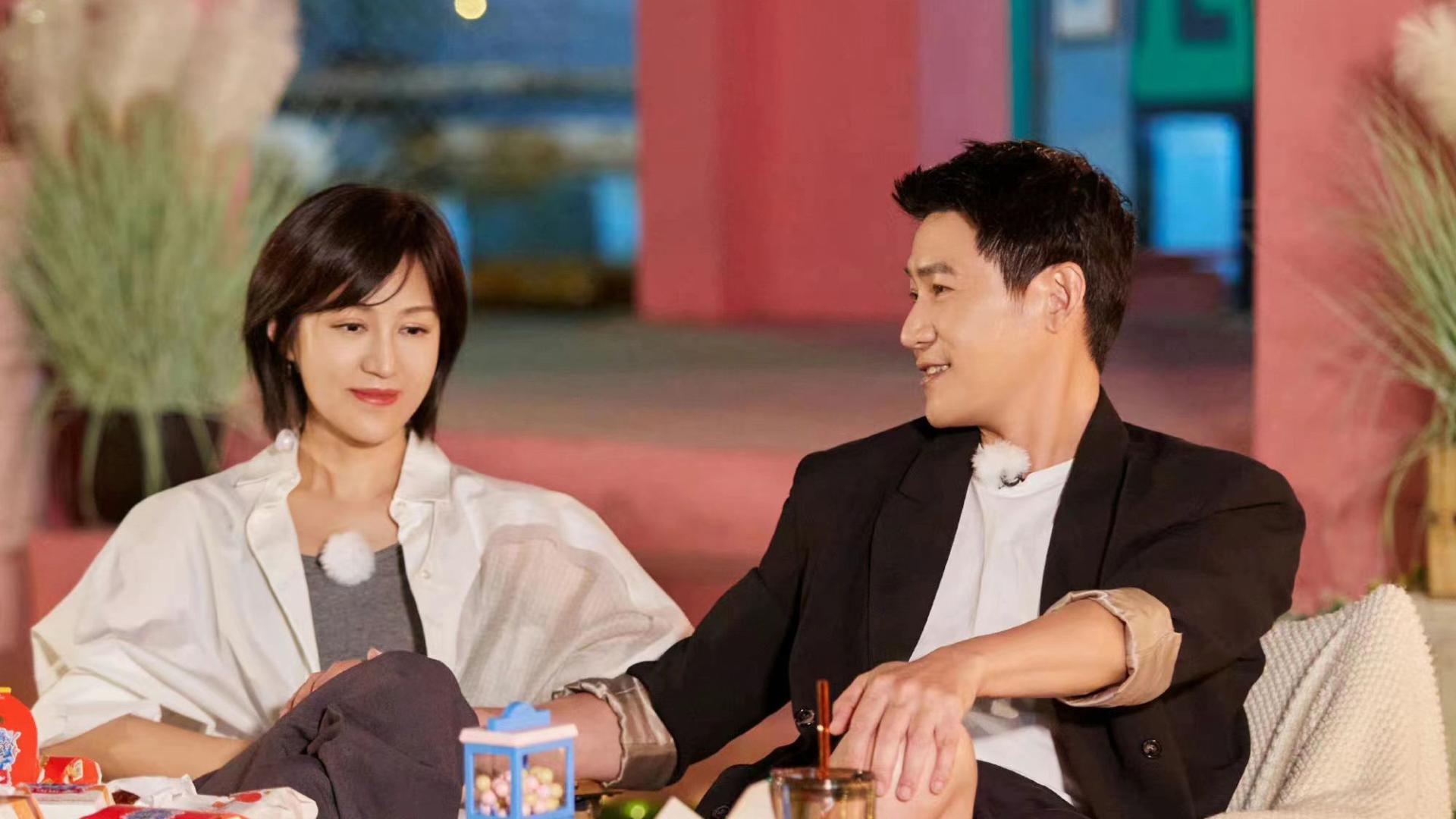 鲍蕾|陆毅鲍蕾合体录综艺，穿情侣鞋甜蜜吸睛，陆毅西装配短裤个性时髦