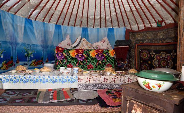 海边|在蒙古包过夜，如果女主人在床头系上红绳，为何呢